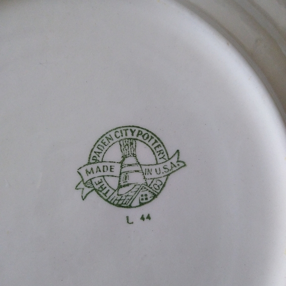 The Paden City Pottery Co. L44 Square Salad and Round Dinner Plate set - Picture 4 of 10